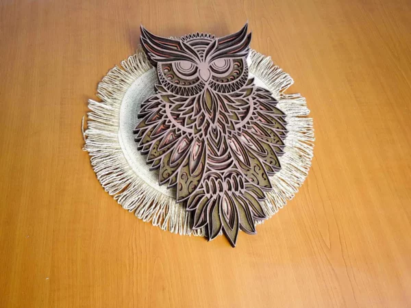 Decoratiune de perete din lemn cu formă de buhnita
