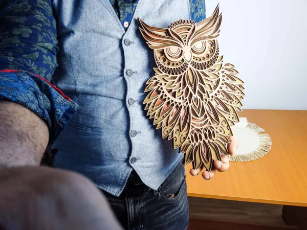 Decoratiune de perete din lemn cu formă de buhnita