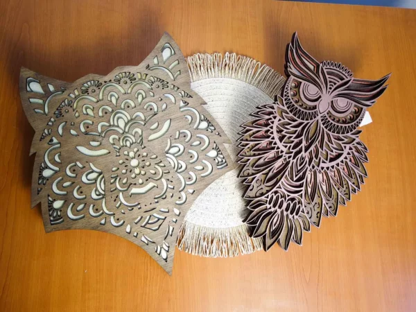 Decoratiune de perete din lemn cu formă de buhnita